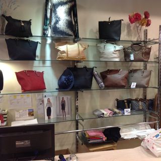 Perchero pared tienda de ropa