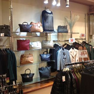 Perchero pared tienda de ropa