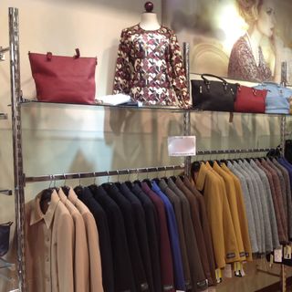 Perchero pared tienda de ropa
