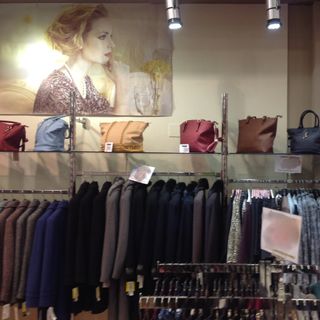 Perchero pared tienda de ropa