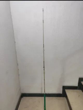 Caña de pescar antigua antigua (sin carrete)