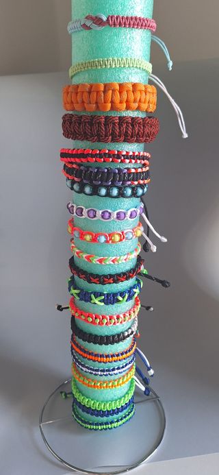 Pulseras,llaveros.
