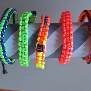 Pulseras,llaveros.
