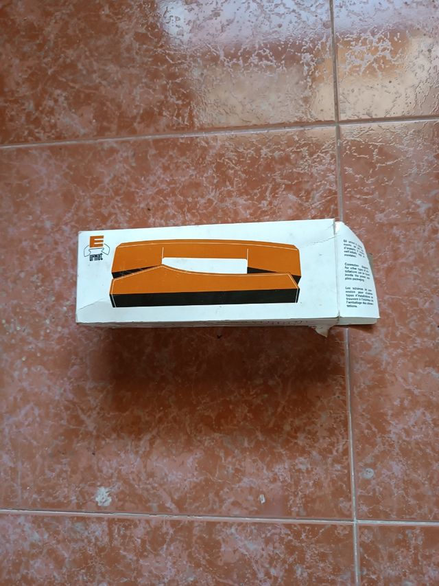 Teléfono fijo antiguo estilo góndola 