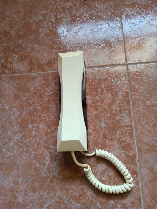 Teléfono fijo antiguo estilo góndola 