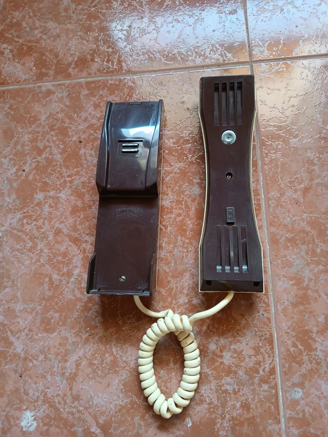 Teléfono fijo antiguo estilo góndola 