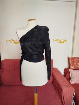 Top negro con una manga talla 40/42