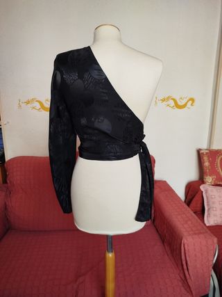 Top negro con una manga talla 40/42