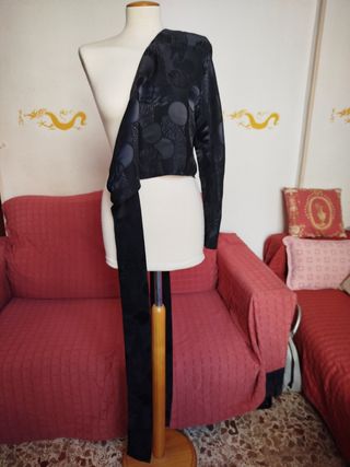 Top negro con una manga talla 40/42