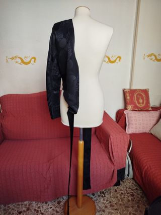 Top negro con una manga talla 40/42