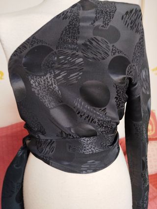 Top negro con una manga talla 40/42
