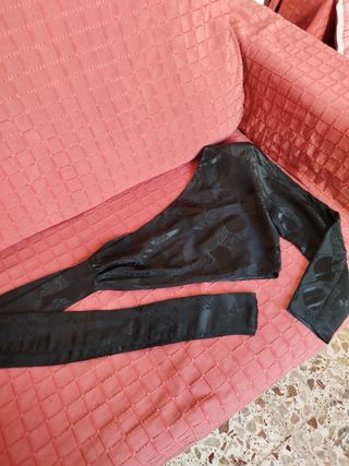Top negro con una manga talla 40/42