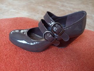 DOS pares de zapatos de charol