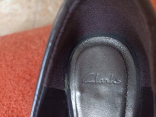 DOS pares de zapatos de charol