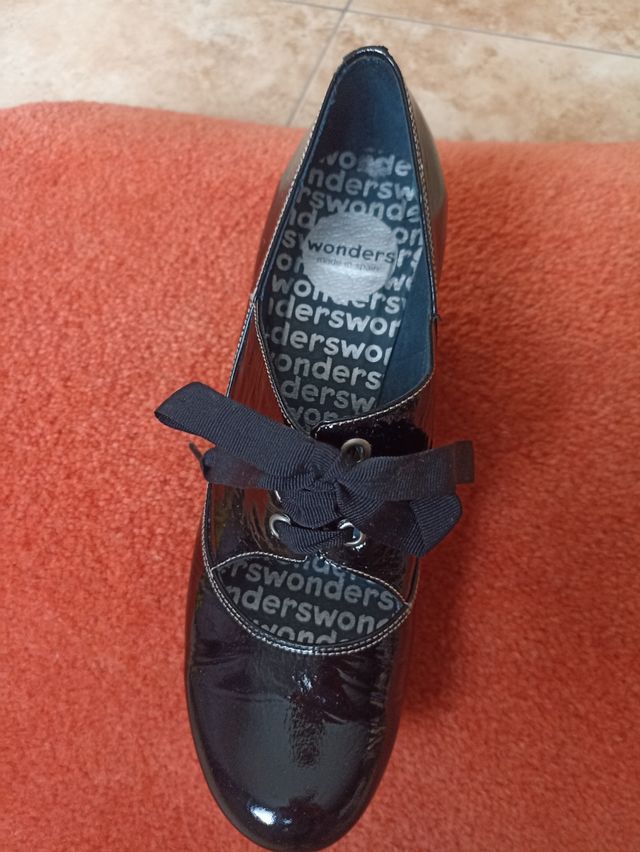 DOS pares de zapatos de charol