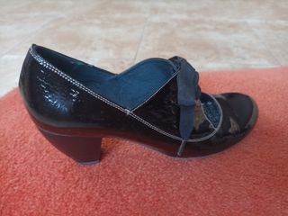 DOS pares de zapatos de charol