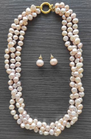 Collar y pendientes de perlas naturales.