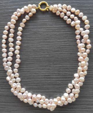 Collar y pendientes de perlas naturales.