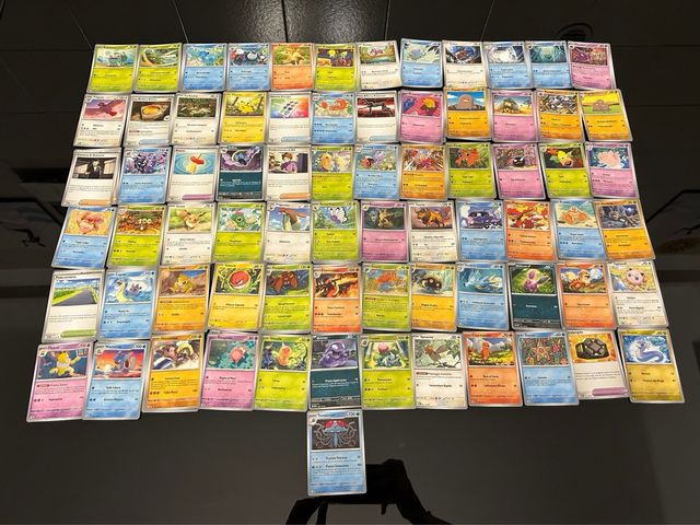 Set di 132 carte pokemon