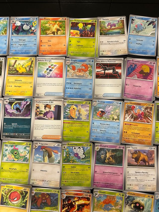 Set di 132 carte pokemon