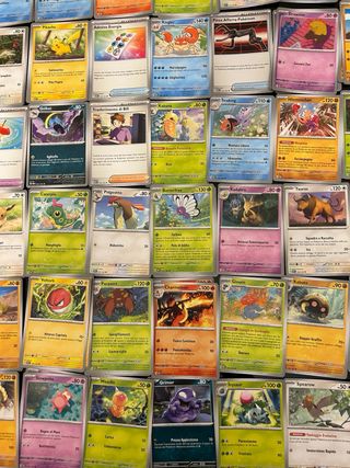 Set di 132 carte pokemon