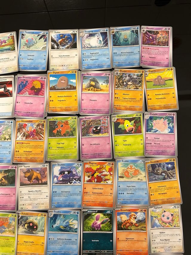 Set di 132 carte pokemon
