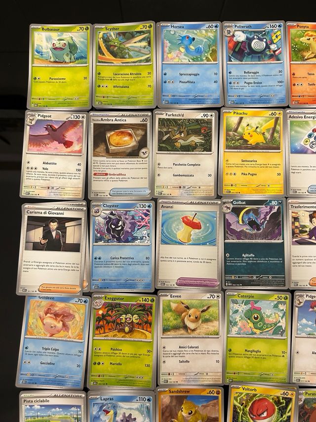Set di 132 carte pokemon
