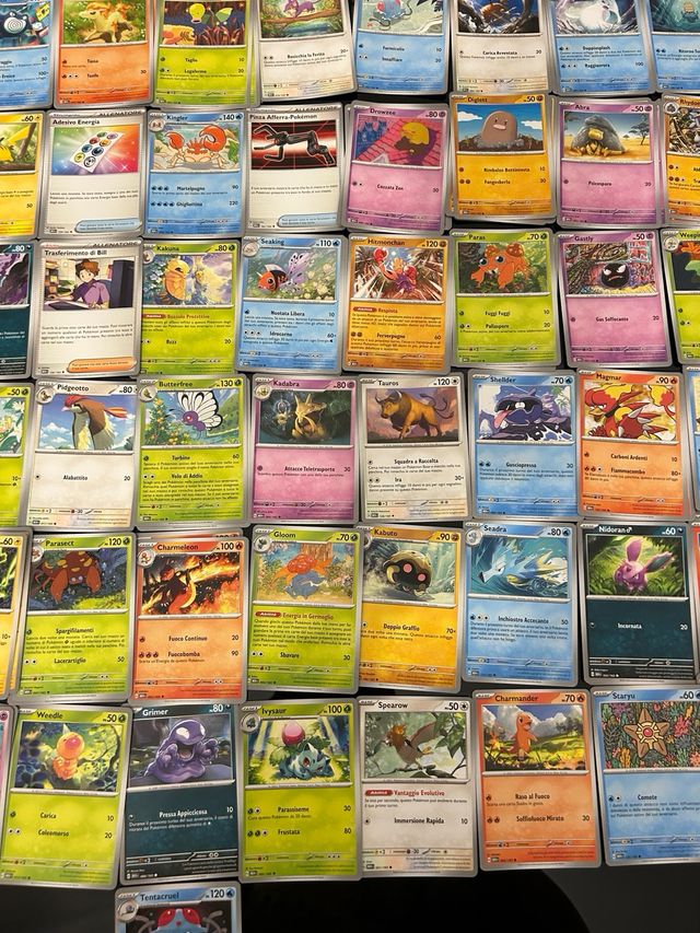 Set di 132 carte pokemon