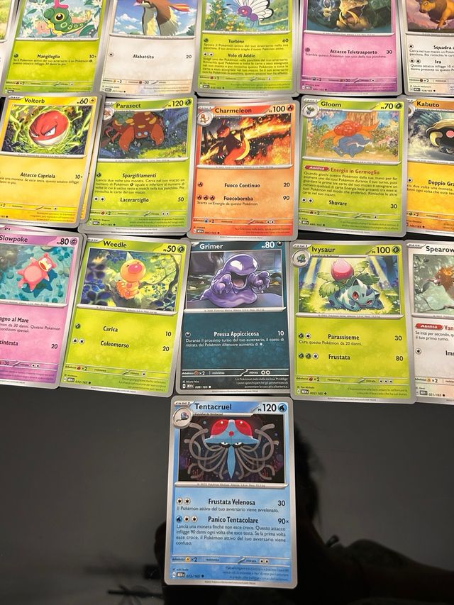 Set di 132 carte pokemon