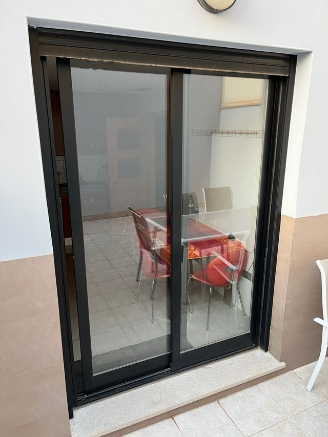 Ventanal aluminio con persiana electrica.