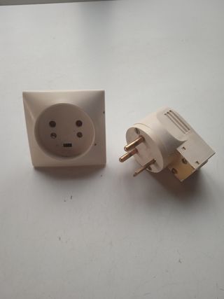 Enchufe trifásico empotrable con macho