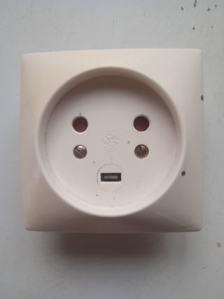 Enchufe trifásico empotrable con macho