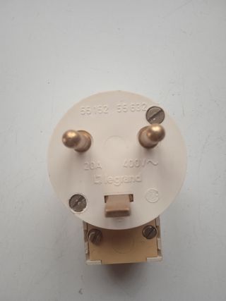 Enchufe trifásico empotrable con macho