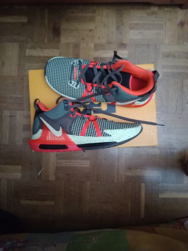 Vendo tenis de baloncesto LeBron Witness