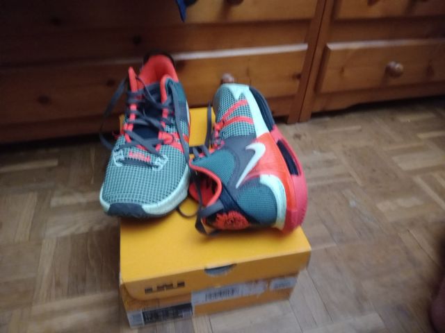 Vendo tenis de baloncesto LeBron Witness