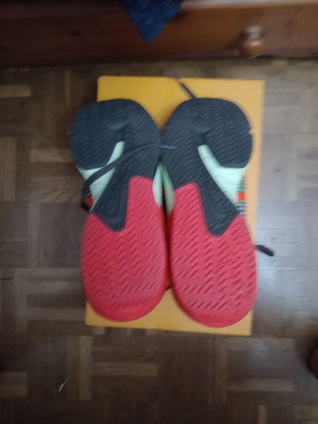 Vendo tenis de baloncesto LeBron Witness