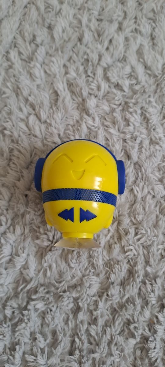 Altavoz pequeño cara feliz