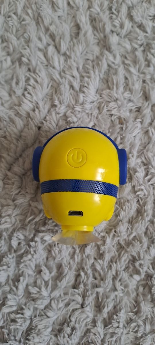 Altavoz pequeño cara feliz