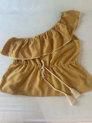 Top mostaza Zara Hombros asimetricos