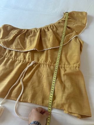 Top mostaza Zara Hombros asimetricos