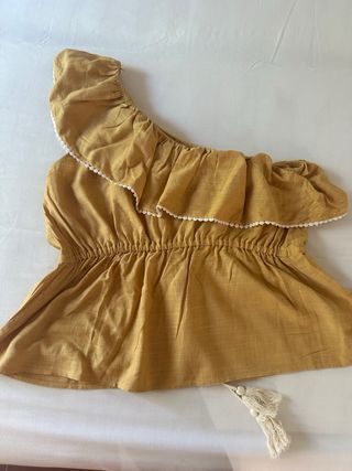 Top mostaza Zara Hombros asimetricos