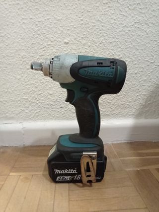 Llave de impacto Makita + 2 baterías