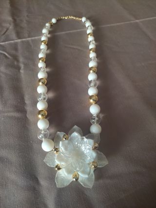 Collar rosa blanca
