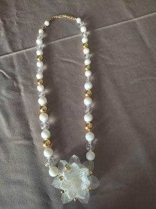 Collar rosa blanca