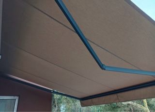 Toldo automático semicofre beige