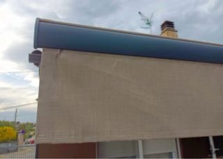Toldo automático semicofre beige