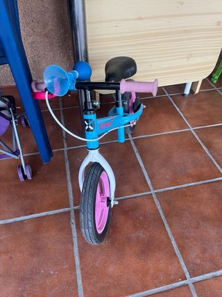 Bicicleta sin pedales azul y rosa