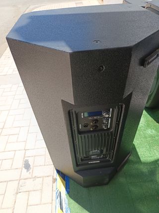 Altavoces autosmplificados