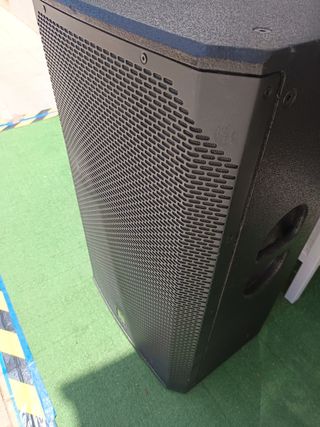 Altavoces autosmplificados