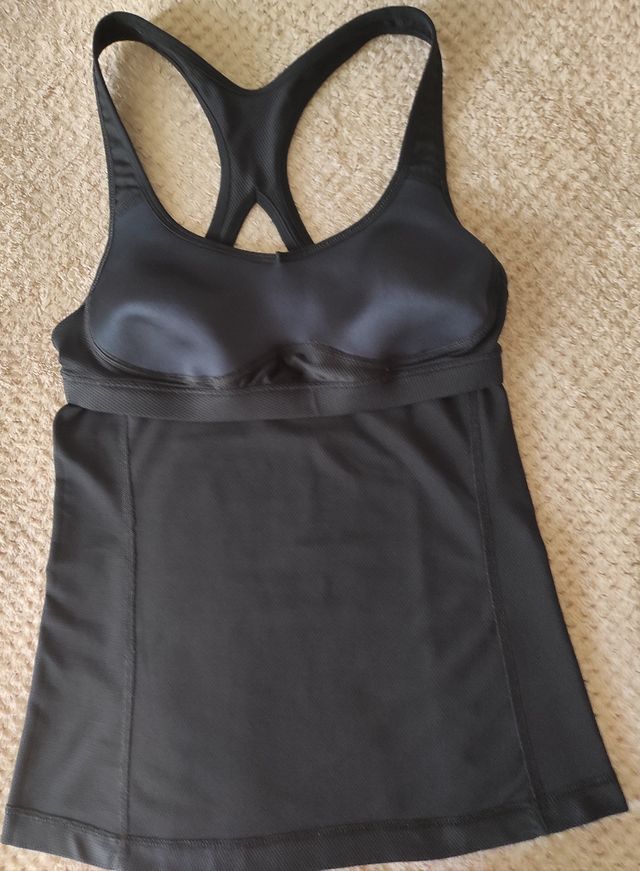 Camiseta deportiva para mujer.